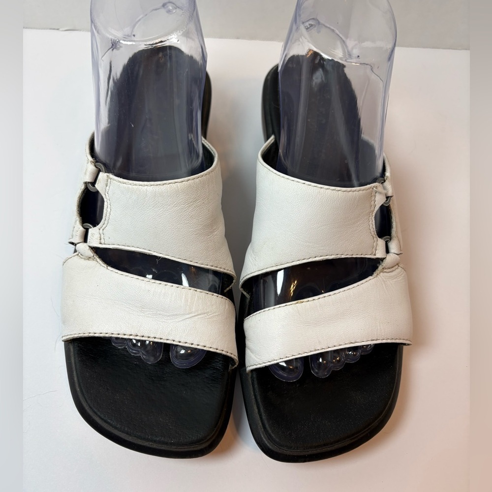 Clarks women’s Aries white leather strappy sandals open-toe slip-on size 8M
